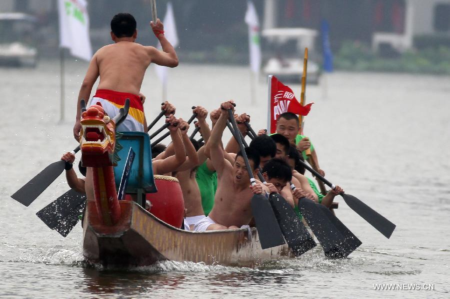 Participants compete in a boat race held to mark the annual Dragon Boat Festival on the Mochou Lake, Nanjing, east China&apos;s Jiangsu Province, June 10, 2013. This year&apos;s Dragon Boat Festival falls on June 12. (Xinhua/Han Hua)