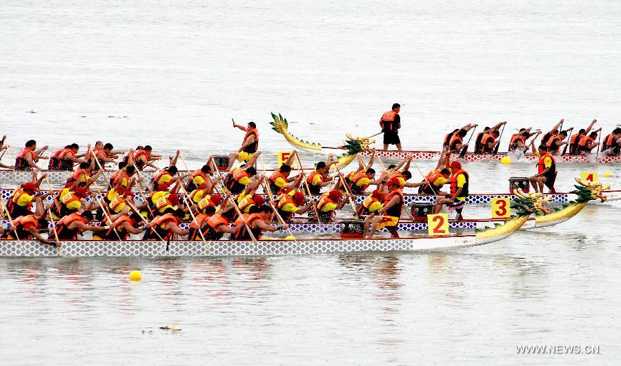 Participants compete in a boat race held to mark the annual Dragon Boat Festival in Shantou, south China&apos;s Guangdong Province, June 11, 2013. This year&apos;s Dragon Boat Festival falls on June 12. (Xinhua/Xu Ming)