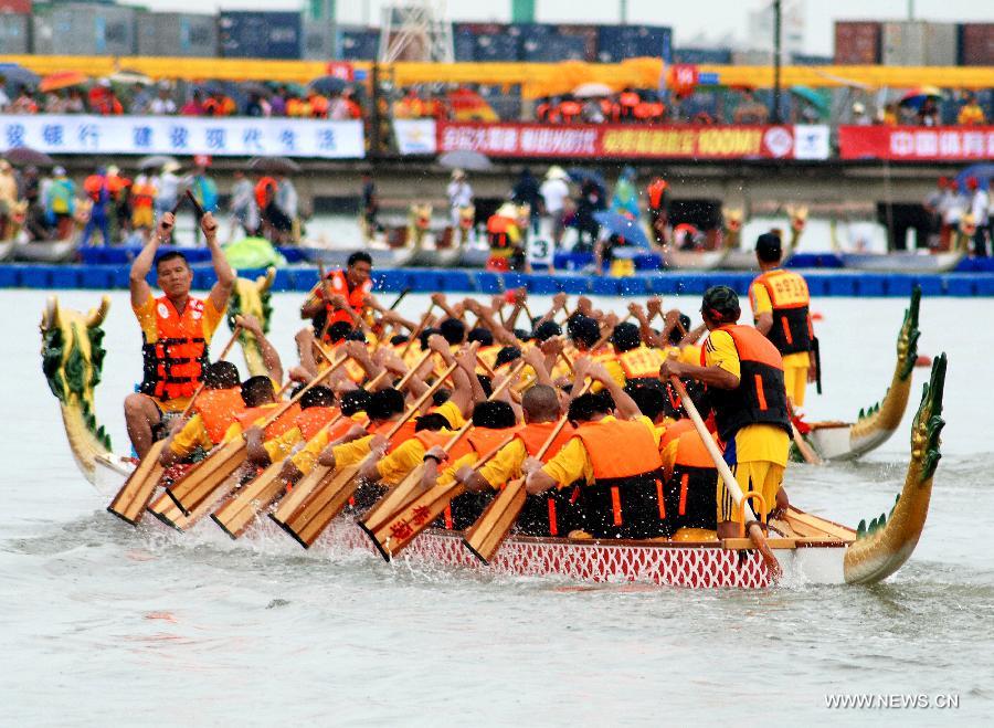 Participants compete in a boat race held to mark the annual Dragon Boat Festival in Shantou, south China&apos;s Guangdong Province, June 11, 2013. This year&apos;s Dragon Boat Festival falls on June 12. (Xinhua/Xu Ming)