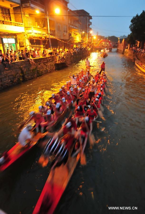 Participants compete in a boat race held to mark the annual Dragon Boat Festival in Sanxi Village, Jiangtian Town, Changle, southeast China&apos;s Fujian Province, June 10, 2013. This year&apos;s Dragon Boat Festival falls on June 12. (Xinhua/Zhang Bin) 