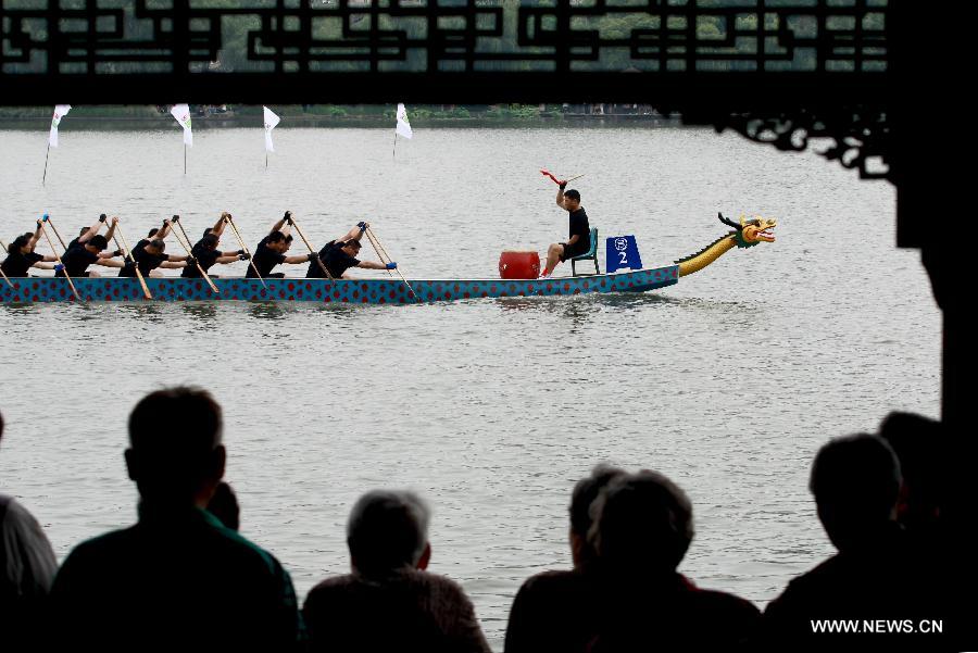 Participants compete in a boat race held to mark the annual Dragon Boat Festival on the Mochou Lake, Nanjing, east China&apos;s Jiangsu Province, June 10, 2013. This year&apos;s Dragon Boat Festival falls on June 12. (Xinhua/Xu Yijia)