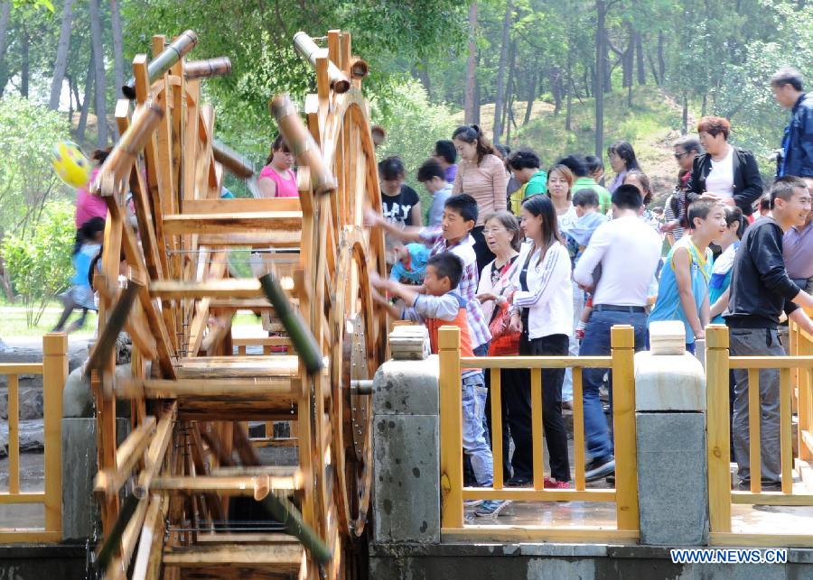 Tourists enjoy themselves in the Summer Resort in Chengde, north China's Hebei Province, June 12, 2013. As summer comes, tourist destinations in Chengde attracted many visitors during the three-day Dragon Boat Festival vacation from June 10 to June 12. Chengde is a city well known for its imperial summer resort of the Qing Dynasty (1644-1911). (Xinhua/Wang Xiao) 