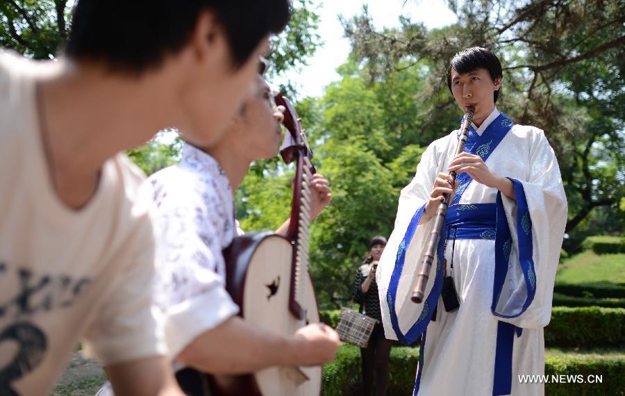 CHINA-BEIJING-HAN COSTUMES-HOLIDAY (CN)