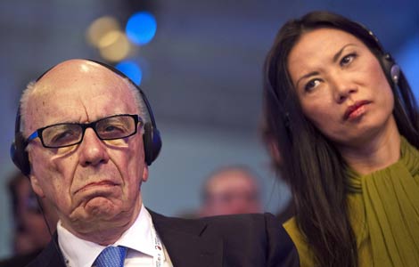 News Corporation CEO Rupert Murdoch and his wife Wendi Deng attend the eG8 forum in Paris in this May 24, 2011 file photo. [Photo/Agencies]