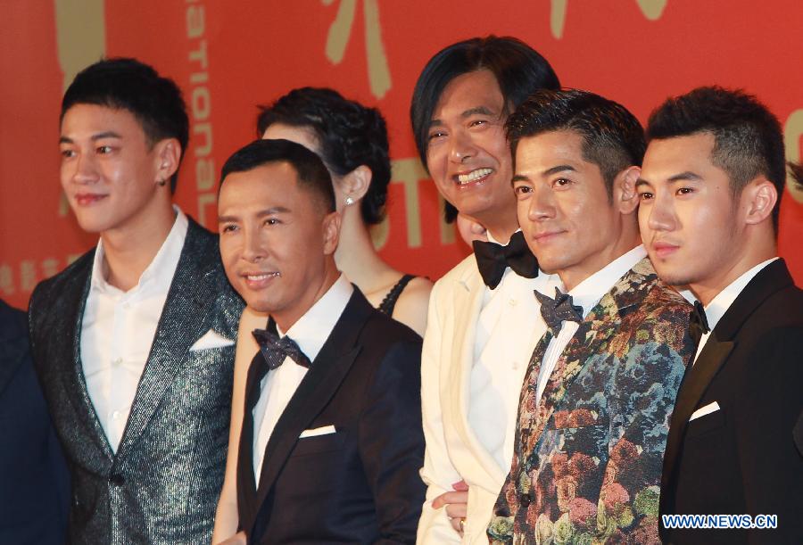 6月15日,演员甄子丹(右四),周润发(右三)和郭富城(右二)亮相开幕式红