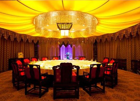 With the government cracking down on wasteful expenditure on lavish restaurant banquets and the like, restaurants have had to re-orient their businesses, which is not proving easy.
