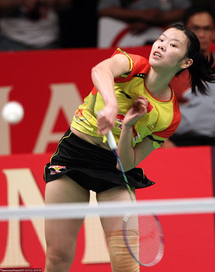 Li Xuerui wins women's singles title at Indonesia Open.