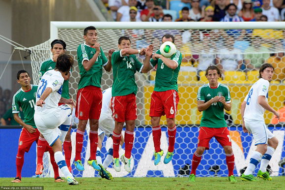  Andrea Pirlo of Italy scores the opening goal from a free-kick during the FIFA Confederations Cup Brazil 2013 Group A match between Mexico and Italy at the Maracana Stadium on June 16, 2013 in Rio de Janeiro, Brazil.