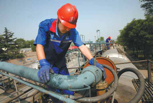A worker checks a pipeline at an oil depot of Sinopec Group in Pingdingshan, Henan province. An official from the group said it is holding talks with Iceland over oil exploration in the Arctic. [China Daily]