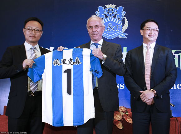  Eriksson holding Fuli shirt with his Chinese name on it at the press conference.