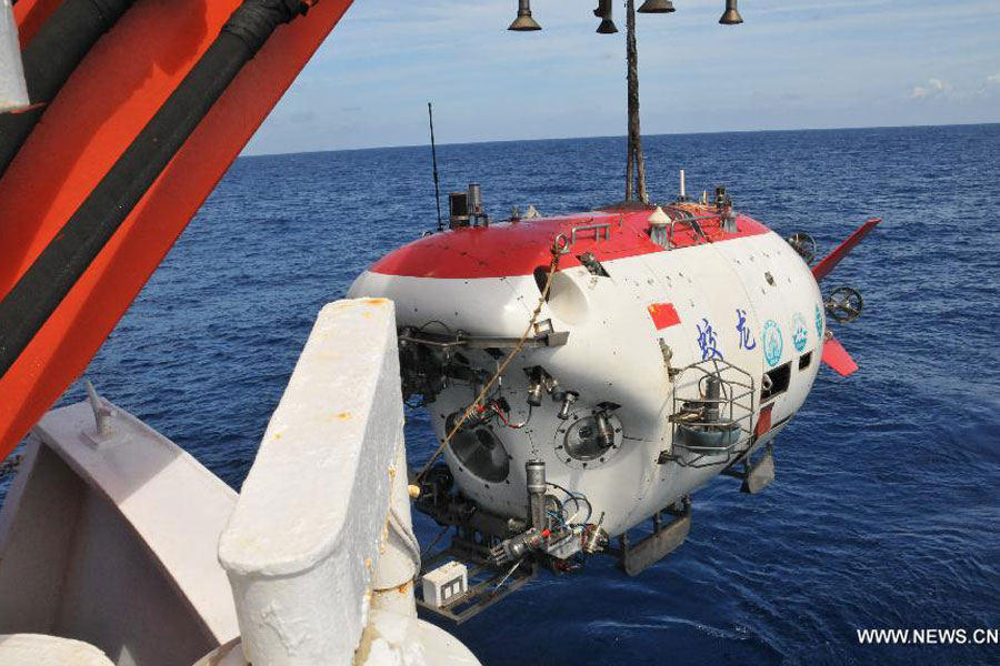 Photo taken on June 17, 2013 shows the descending China's manned deep-sea submersible Jiaolong in the South China Sea, south China.[Photo/Xinhua]