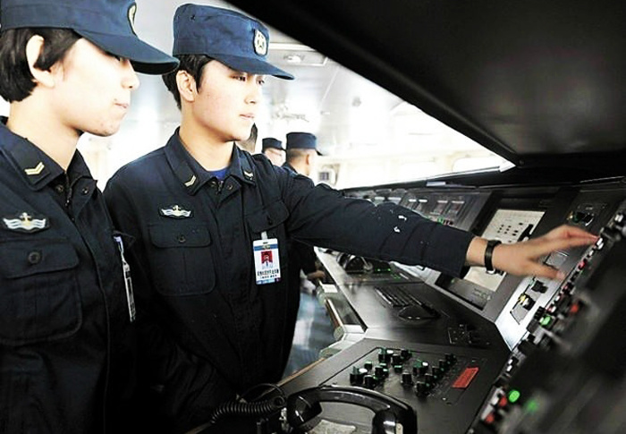 This photo released on June 18, 2013 records China's aircraft carrier Liaoning conducting training sessions. [Photo/Huanqiu.com] 