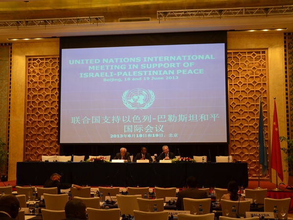 Abdou Salam Diallo(C), Chairman of the Committee on the Exercise of the Inalienable Rights of the Palestinian People; Bassam Al-Salhi(R), Secretary-General of the Palestinian People's Party and Member of the Palestinian Legislative Council; Riyad Mansour(L), Permanent Observer of Palestine to the UN, at the press conference of the United Nations International Meeting in Support of Israeli-Palestinian Peace in Beijing on Tuesday afternoon. [Gong Yingchun/China.org.cn] 