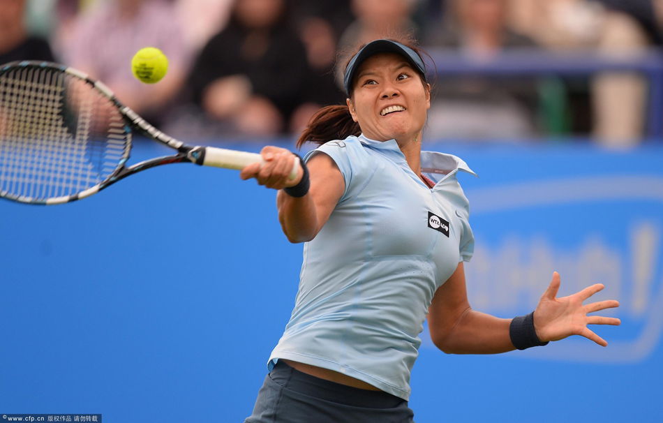 Li Na hits a return during her women's singles match against Alize Cornet in the first round of the AEGON International tennis tournament in Eastbourne on Tuesday. 