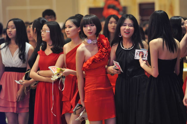 High school students, all dressed up, wait in line before the start of a prom in Wuhan, Hubei province on June 17, 2013. Wuhan Foreign Languages School staged the prom in Novotel Wuhuan Xinhua, an upmarket hotel in the city. More than 300 seniors gathered, in scenes reminiscent of Gossip Girl, once a hit US show revolving around the extravagant lifestyle of privileged youngsters. [Photo/Asianewsphoto] 