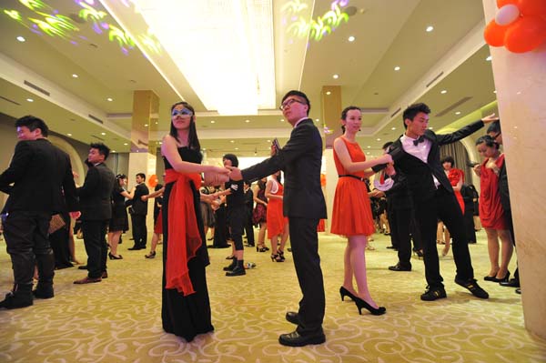 High school students, paired with dancing partners, get ready to strut their stuff at a prom held at the Hotel Novotel Wuhan Xinhua in Wuhan, Hubei province, on June 17, 2013. [Photo/Asianewsphoto] 