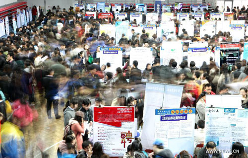 Job hunters take part in a job fair at the Tianjin University of Finance and Economics in Tianjin, north China, April 10, 2013. The job fair attracted 225 enterprises and institutions, providing 4,700 job vacancies for college graduates. [Photo/Xinhua] 