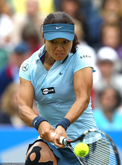 Li Na plays a forehand during her women's singles quarter-final match against Russia's Elena Vesnina in Eastbourne, southern England on June 20, 2013.