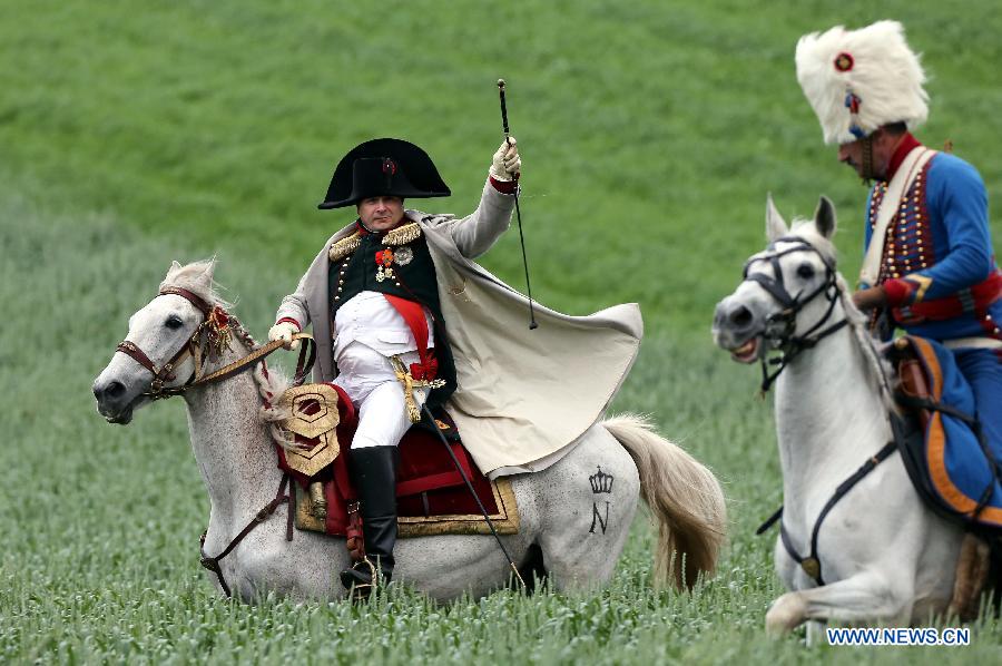 A history enthusiast dressed as Louis-Napoleon (L) takes part in the reenactment of the famous 1815 Waterloo battle near Waterloo outside Brussels, Belgium, June 22, 2013. (Xinhua/Gong Bing)
