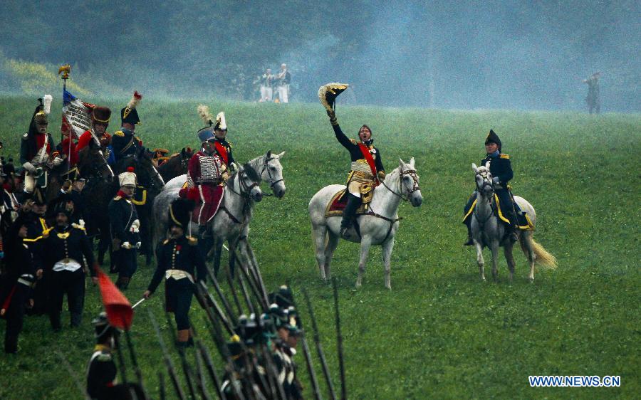 History enthusiasts take part in the reenactment of the famous 1815 Waterloo battle near Waterloo outside Brussels, Belgium, June 22, 2013. (Xinhua/Gong Bing)