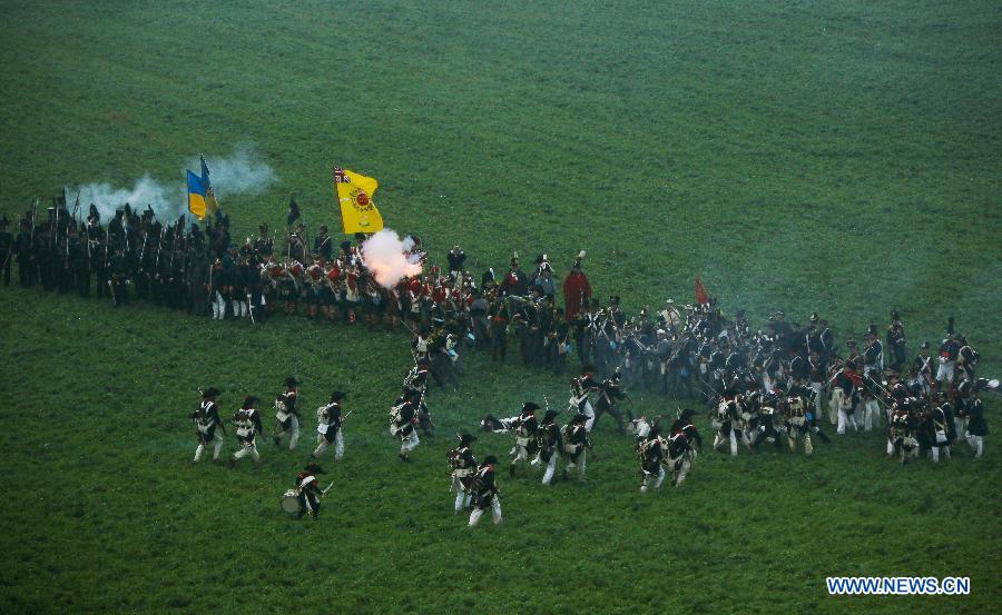 History enthusiasts take part in the reenactment of the famous 1815 Waterloo battle near Waterloo outside Brussels, Belgium, June 22, 2013. (Xinhua/Gong Bing)