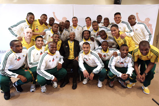 Former South African president Nelson pose for a photo with South Africa&apos;s team ahead of 2010 World Cup on June 3, 2010. [Xinhuanet] 