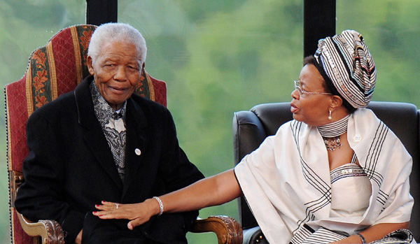 Nelson Mandela and his wife Graca attend the innauguration of President Jacob Zuma at the Union Buildings in Pretoria, May 9, 2009. [Xinhua]