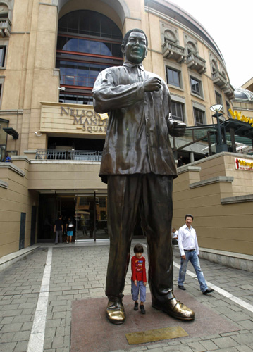 A statue of Nelson Mandela stands in Nelson Mandela Square in Sandton, Johannesburg.[Xinhua]