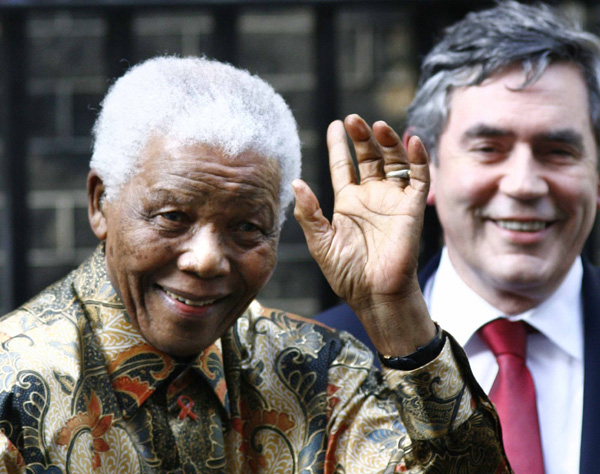 South Africa&apos;s former President Nelson Mandela waves as leaves Number 10 Downing Street after meeting with Britain&apos;s Prime Minister Gordon Brown in London August 28, 2007.[Xinhua] 