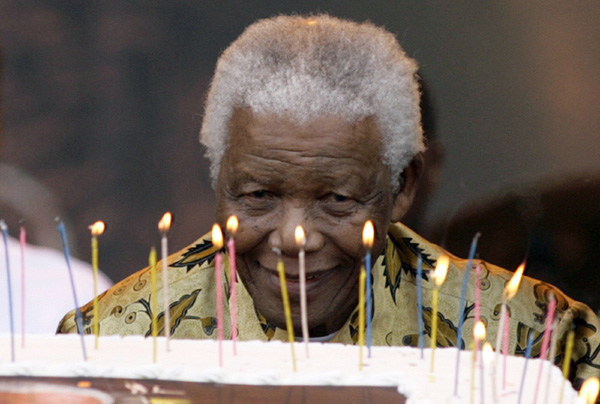 Former South African president Nelson Mandela (C) blows out candles on a cake at the Loftus stadium in Pretoria August 2, 2008, during a rally organised by the ANC to celebrate Nelson Mandela&apos;s 90th birthday.[Xinhua]