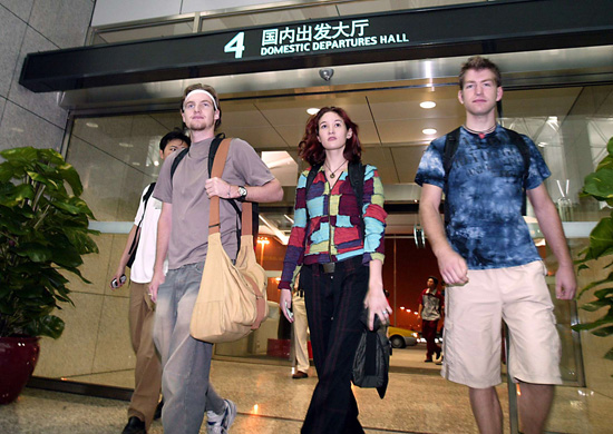 Foreign tourists in the New Guangzhou Baiyun Airport. [Photo: Guangzhou Daily] 