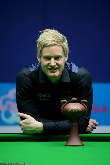  Neil Robertson poses with Wuxi Classic trophy.