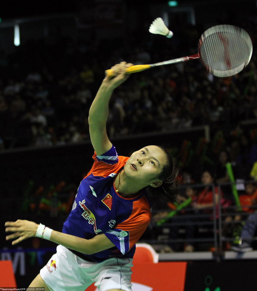 China's Wang Yihan returns a shot to teammate Li Xuerui in Singapore Open final.