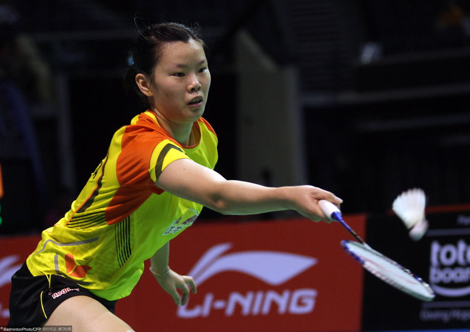 Li Xuerui returns a shot to Wang Yihan. 