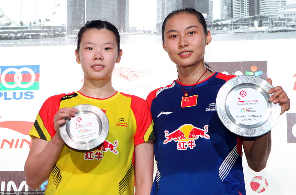 Wang and Li pose with trophies. 