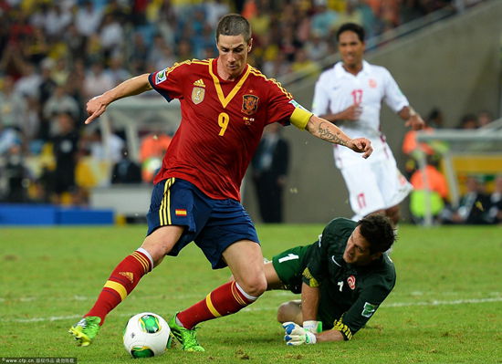 Fernando Torres of Spain goes past Mickael Roche of Tahiti to score his fourth goal and his team's ninth goal during the FIFA Confederations Cup Brazil 2013 Group B match between Spain and Tahiti at the Maracana Stadium on June 20, 2013 in Rio de Janeiro, Brazil.
