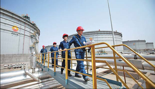 Workers at China National Petroleum Corp's facility in Tianjin. [China Daily]