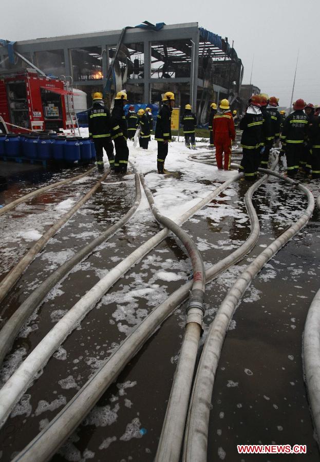 Fire fighters work to put out a fire caused by an explosion at a chemical plant in the Jinshan district of east China&apos;s Shanghai, June 24, 2013. Six people were injured in the accident at about 2:15 p.m. The fire has been extinguished as of 3:30 p.m..