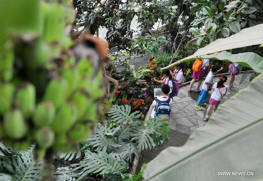 CHINA-BEIJING-BOTANIC GARDEN-STUDENTS (CN) 