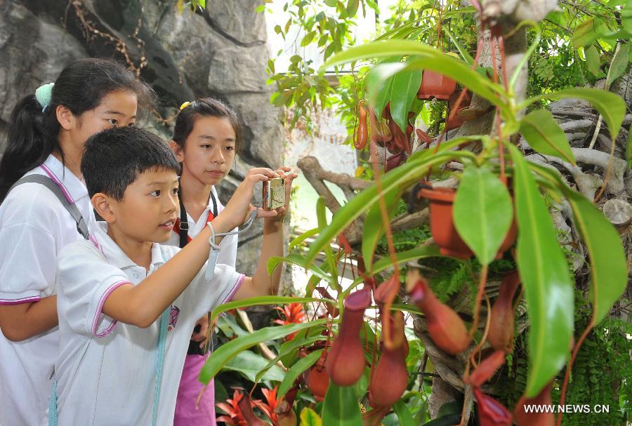 CHINA-BEIJING-BOTANIC GARDEN-STUDENTS (CN) 