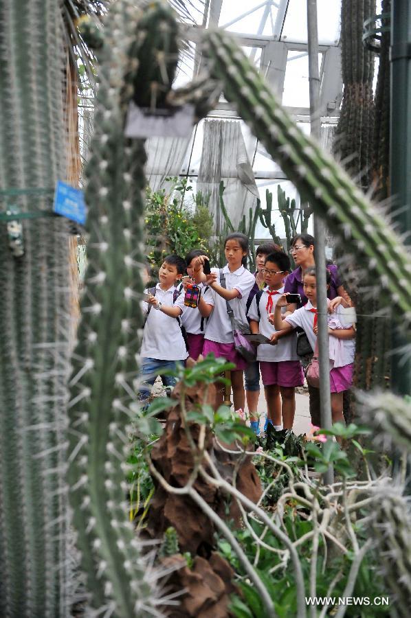 CHINA-BEIJING-BOTANIC GARDEN-STUDENTS (CN) 