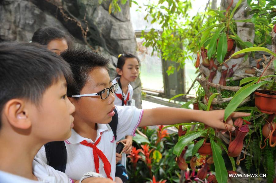 CHINA-BEIJING-BOTANIC GARDEN-STUDENTS (CN) 