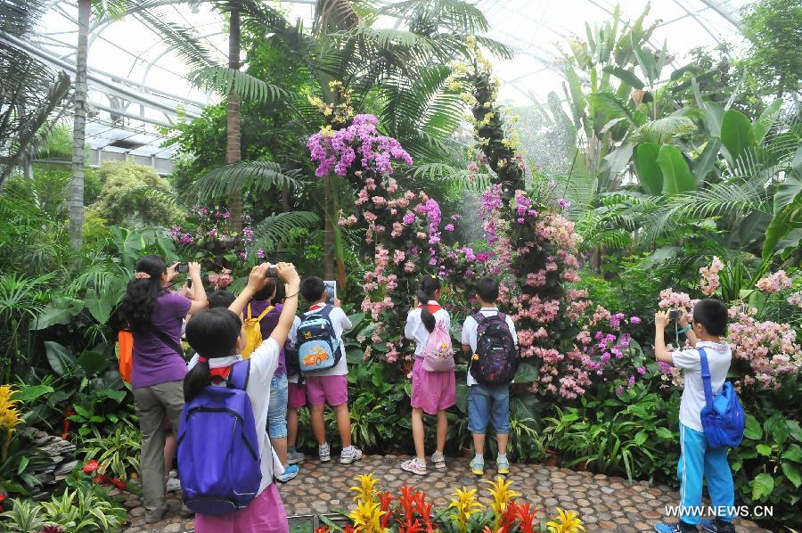 CHINA-BEIJING-BOTANIC GARDEN-STUDENTS (CN) 