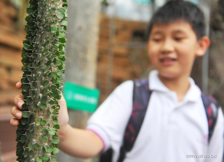 CHINA-BEIJING-BOTANIC GARDEN-STUDENTS (CN) 