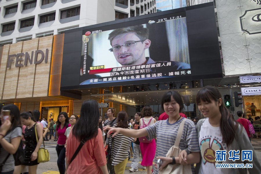 6月23日，香港报道，斯诺登藏身香港两周后，今日上午10时55分离开香港，乘坐俄罗斯航空航班前往莫斯科，大约在北京时间21时15分抵达莫斯科。香港特区政府发表声明，斯诺登系正常前往他国，已就该事通知美国政府。