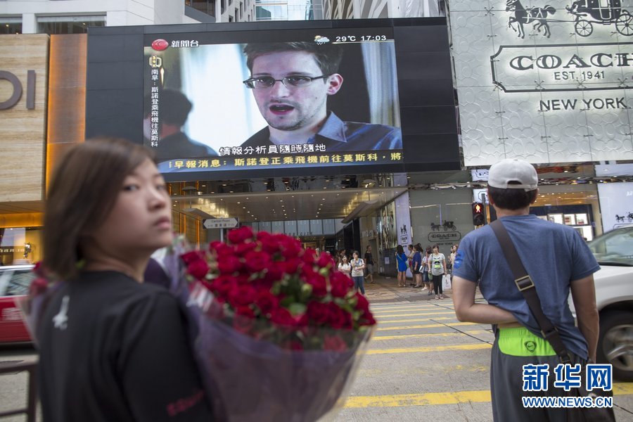 6月23日，香港报道，斯诺登藏身香港两周后，今日上午10时55分离开香港，乘坐俄罗斯航空航班前往莫斯科，大约在北京时间21时15分抵达莫斯科。香港特区政府发表声明，斯诺登系正常前往他国，已就该事通知美国政府。