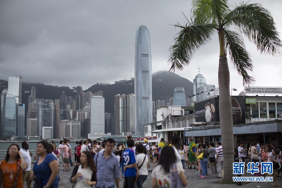 6月23日，香港报道，斯诺登藏身香港两周后，今日上午10时55分离开香港，乘坐俄罗斯航空航班前往莫斯科，大约在北京时间21时15分抵达莫斯科。香港特区政府发表声明，斯诺登系正常前往他国，已就该事通知美国政府。