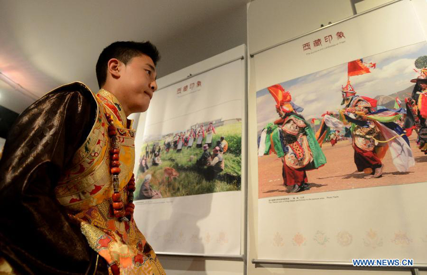 People visit a photographic exhibition on the culture and language of southwest China&apos;s Tibet Autonomous Region, which kicked off in New York, the United States, on June 26, 2013. 