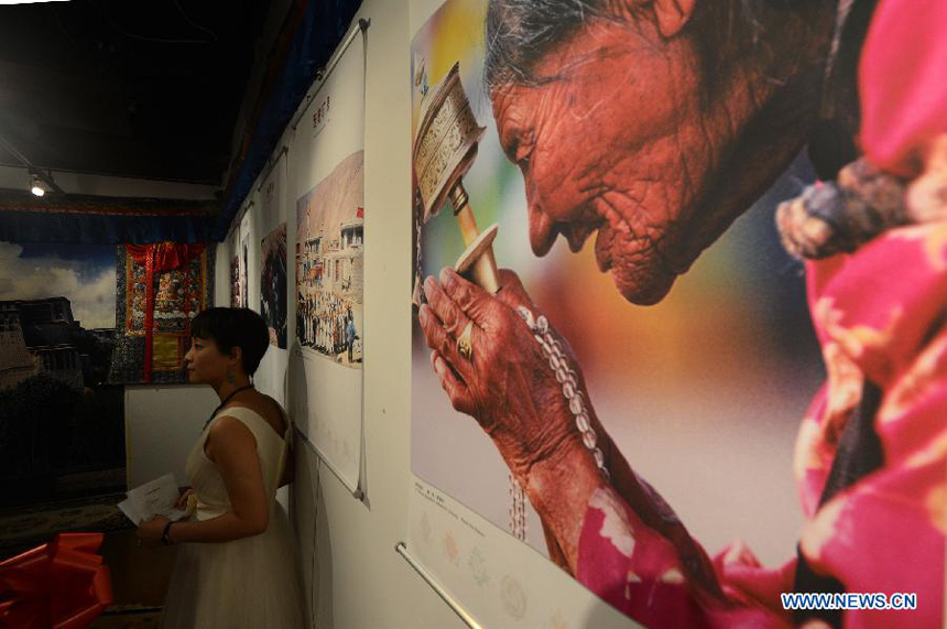 People visit a photographic exhibition on the culture and language of southwest China&apos;s Tibet Autonomous Region, which kicked off in New York, the United States, on June 26, 2013.