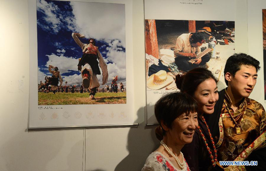 People visit a photographic exhibition on the culture and language of southwest China&apos;s Tibet Autonomous Region, which kicked off in New York, the United States, on June 26, 2013.